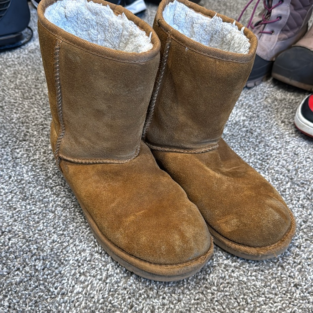 Gently used girls UGG